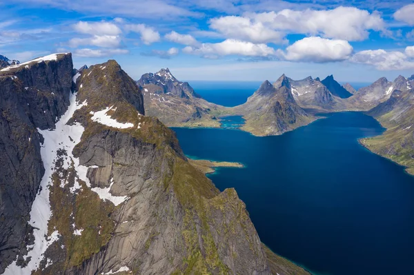 Vue aérienne de Reine, îles Lofoten, Norvège. La villa de pêche — Photo