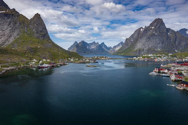 Vista aérea de Reine, Islas Lofoten, Noruega. La villa de pesca — Foto de Stock