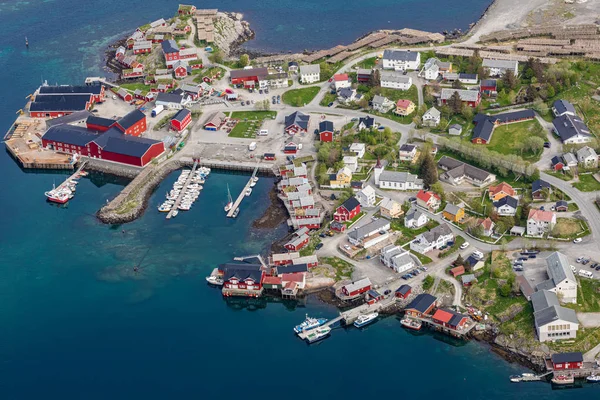 Reine vila piscatória nas ilhas Lofoten, Nordland. Noruega . — Fotografia de Stock