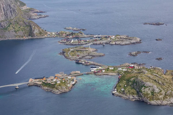 Reine vila piscatória nas ilhas Lofoten, Nordland. Noruega . — Fotografia de Stock