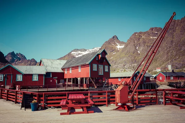 Architettura tradizionale nel villaggio di pescatori Tind sull'isola di Lofoten — Foto Stock