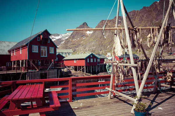 Tradiční architektura v rybářské vesnici Tind na Lofoten Isla — Stock fotografie