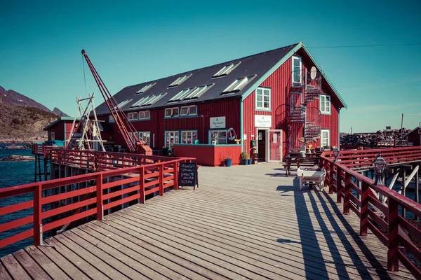 Hagyományos építészet Tind halászfaluban a Lofoten Isla — Stock Fotó