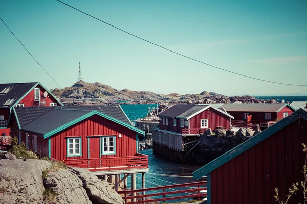 Arquitetura tradicional na vila de pescadores Tind na ilha Lofoten — Fotografia de Stock