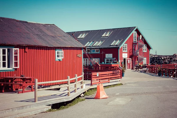 Arquitetura tradicional na vila de pescadores Tind na ilha Lofoten — Fotografia de Stock