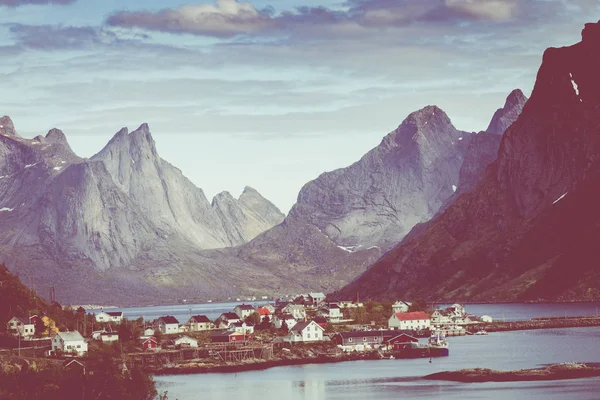 Reine halászati falu Lofoten szigetek, Nordland. Norvégia. — Stock Fotó