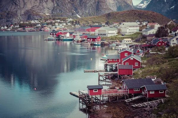 Rybářská vesnice na Lofogenu, Nordland. Norsko. — Stock fotografie