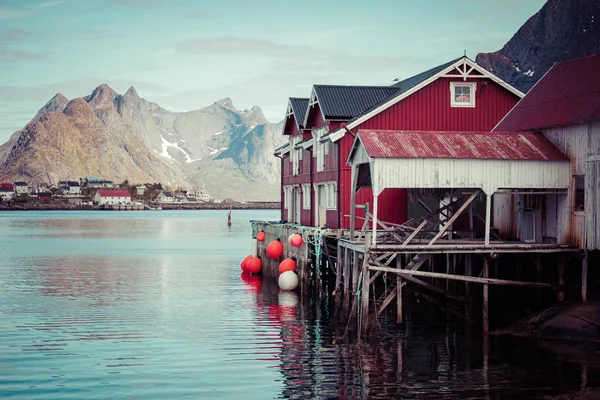 Rybářská vesnice na Lofogenu, Nordland. Norsko. — Stock fotografie