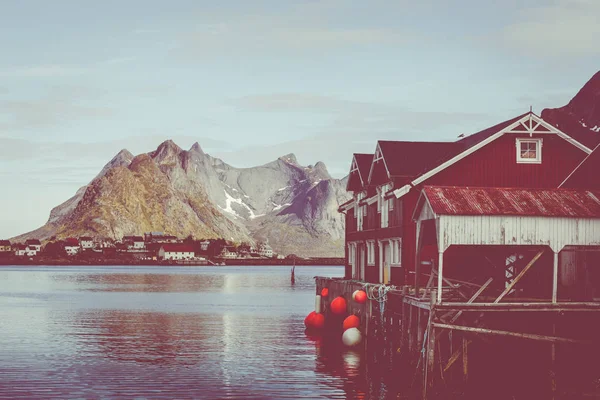 Rybářská vesnice na Lofogenu, Nordland. Norsko. — Stock fotografie