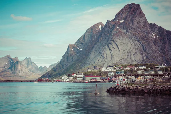 Reine halászati falu Lofoten szigetek, Nordland. Norvégia. — Stock Fotó