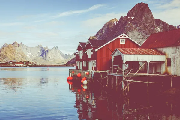 Rybářská vesnice na Lofogenu, Nordland. Norsko. — Stock fotografie