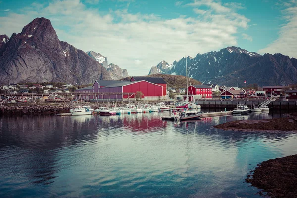 Rybářská vesnice na Lofogenu, Nordland. Norsko. — Stock fotografie