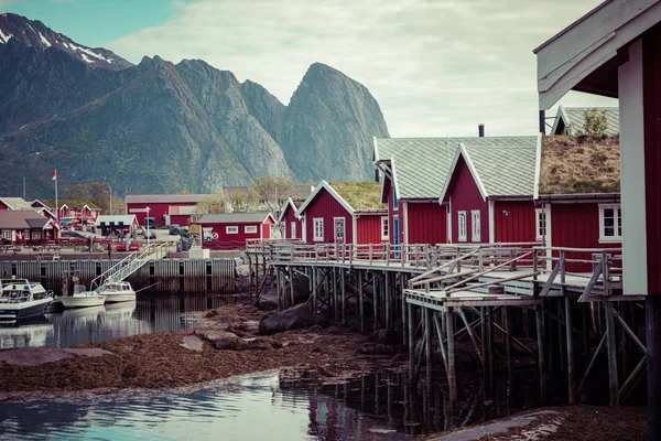 Rybářská vesnice na Lofogenu, Nordland. Norsko. — Stock fotografie