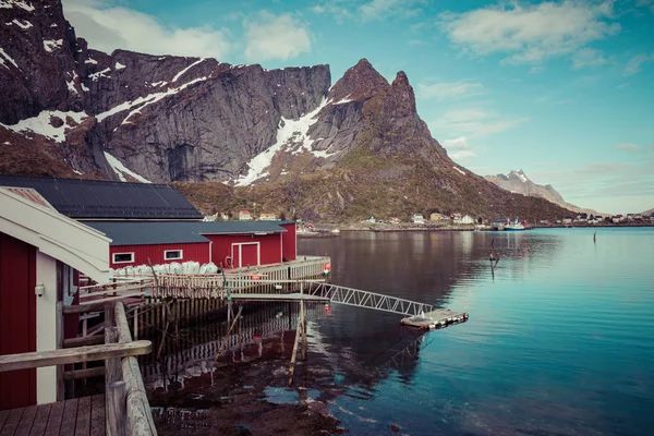 Reine kalastajakylä Lofoten saarilla, Nordlandissa. Norja . — kuvapankkivalokuva