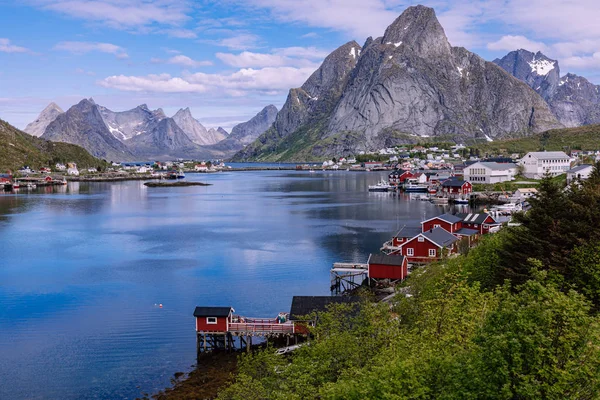 Reine kalastajakylä Lofoten saarilla, Nordlandissa. Norja . — kuvapankkivalokuva