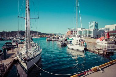 Bodo, Norveç - 22 Mayıs 2019: Marina ve yelkenli tekne manzarası