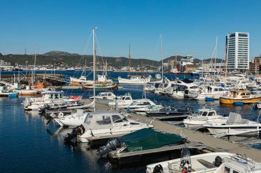 Bodo, Norveç - 22 Mayıs 2019: Marina ve yelkenli tekne manzarası