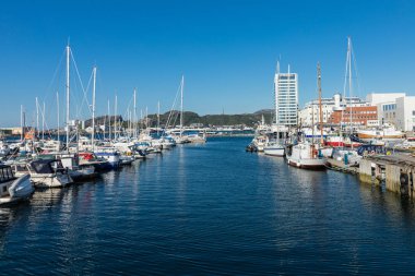 Bodo, Norveç - 22 Mayıs 2019: Marina ve yelkenli tekne manzarası