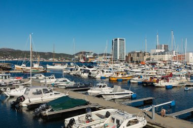 Bodo, Norveç - 22 Mayıs 2019: Marina ve yelkenli tekne manzarası