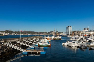 Bodo, Norveç - 22 Mayıs 2019: Marina ve yelkenli tekne manzarası