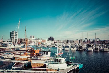 Bodo, Norveç - 22 Mayıs 2019: Marina ve yelkenli tekne manzarası