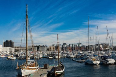 Bodo, Norveç - 22 Mayıs 2019: Marina ve yelkenli tekne manzarası