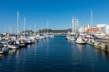 Bodo, Norveç - 22 Mayıs 2019: Marina ve yelkenli tekne manzarası