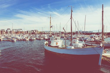 Bodo, Norveç - 22 Mayıs 2019: Marina ve yelkenli tekne manzarası