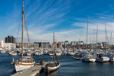 Bodo, Norveç - 22 Mayıs 2019: Marina ve yelkenli tekne manzarası