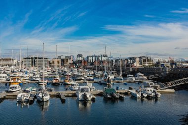 Bodo, Norveç - 22 Mayıs 2019: Marina ve yelkenli tekne manzarası