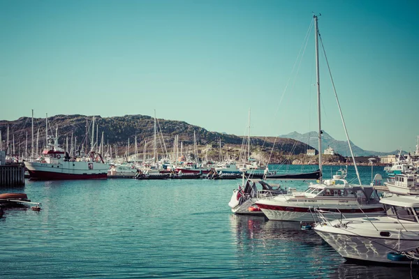 博多，挪威 - 2019年5月22日：码头和帆船景观 — 图库照片