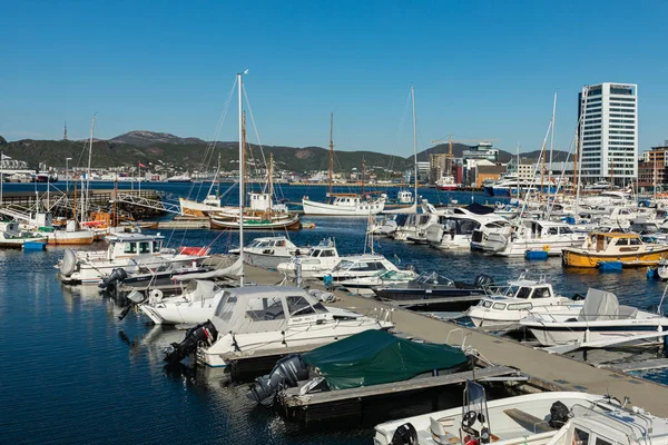 Bodo, Norveç - 22 Mayıs 2019: Marina ve yelkenli tekne manzarası