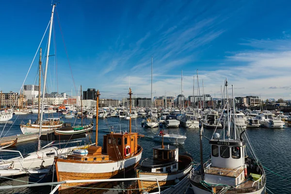 BODO, NORUEGA - MAIO 22, 2019: Vista da marina e barco à vela — Fotografia de Stock