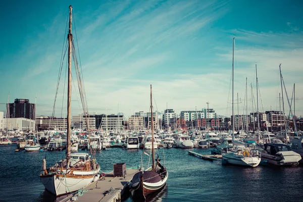 BODO, NORUEGA - MAIO 22, 2019: Vista da marina e barco à vela — Fotografia de Stock