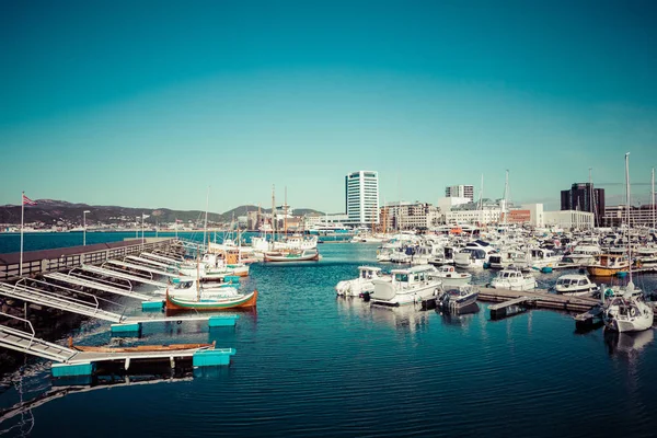 BODO, NORVÈGE - 22 MAI 2019 : Vue de la marina et du voilier — Photo