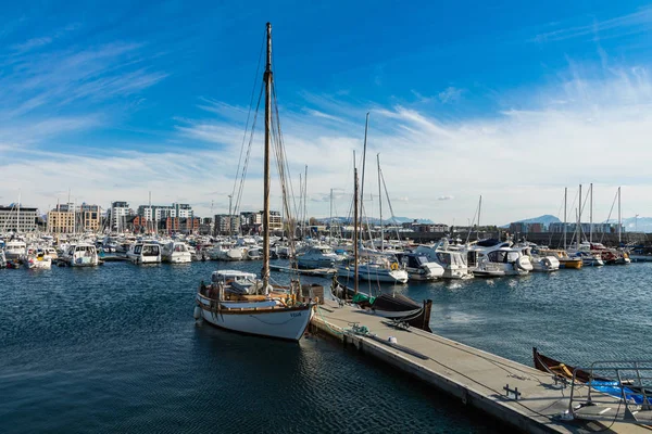 BODO, NORUEGA - 22 DE MAYO DE 2019: Vista del puerto deportivo y velero —  Fotos de Stock