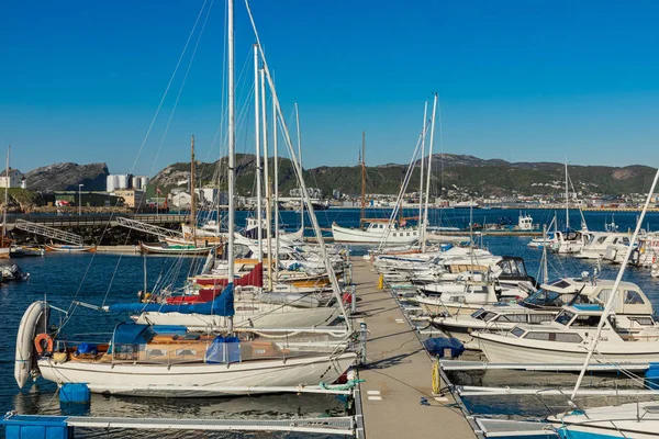 BODO, NORUEGA - MAIO 22, 2019: Vista da marina e barco à vela — Fotografia de Stock