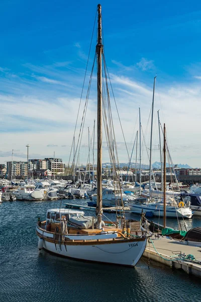 BODO, NORUEGA - 22 DE MAYO DE 2019: Vista del puerto deportivo y velero —  Fotos de Stock