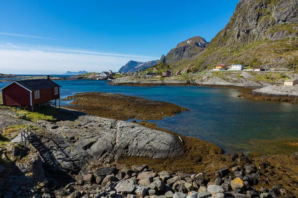 Hagyományos építészet Tind halászfaluban a Lofoten Isla — Stock Fotó