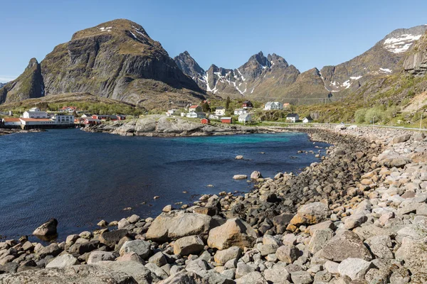 Traditionele architectuur in tind Fishing Village op Lofoten Isla — Stockfoto