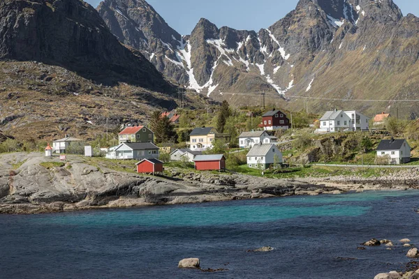 Hagyományos építészet Tind halászfaluban a Lofoten Isla — Stock Fotó