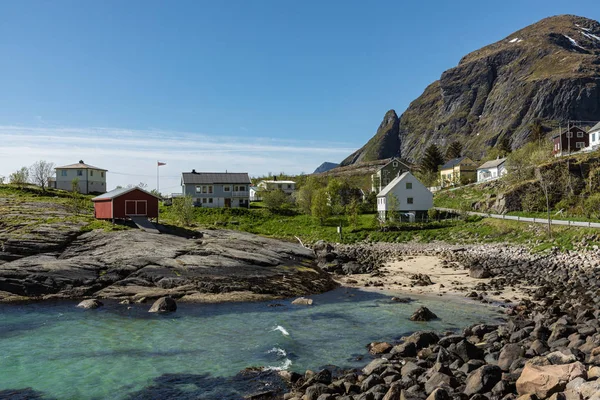 Hagyományos építészet Tind halászfaluban a Lofoten Isla — Stock Fotó