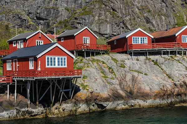 Hagyományos építészet Tind halászfaluban a Lofoten Isla — Stock Fotó