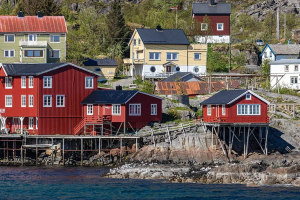 Traditional architecture in Tind fishing village on Lofoten isla — Stock Photo, Image
