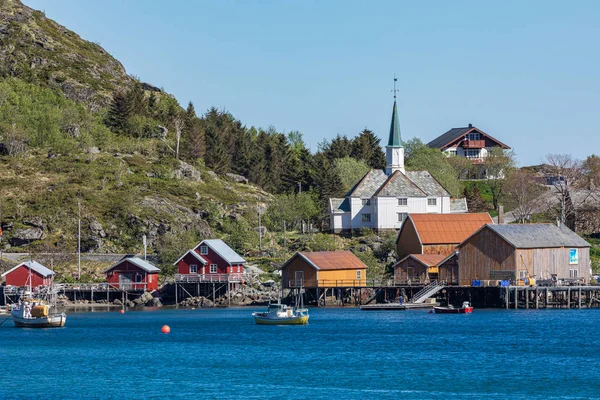 Rybářská vesnice v Lofoten ostrovy a Moskenes kostel Moskenes — Stock fotografie