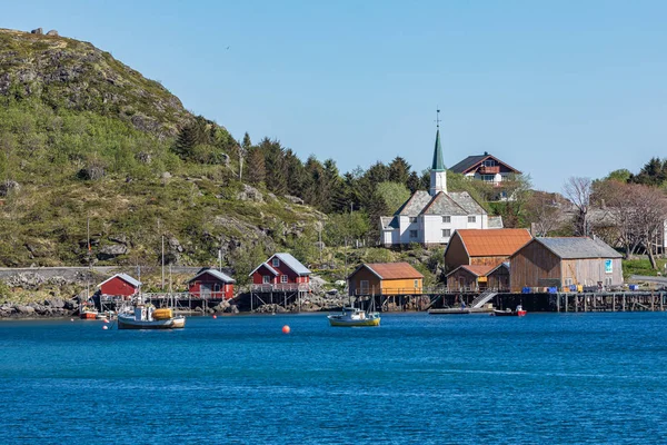 Moskenes halászati falu a Lofoten-szigetek és a Moskenes templom — Stock Fotó