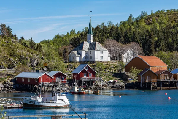 Moskenes halászati falu a Lofoten-szigetek és a Moskenes templom — Stock Fotó