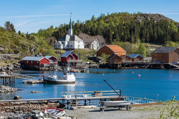 Rybářská vesnice v Lofoten ostrovy a Moskenes kostel Moskenes — Stock fotografie