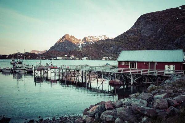 Architecture traditionnelle à Tind village de pêcheurs sur l'île de Lofoten — Photo