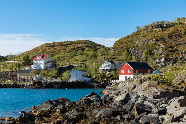 Hagyományos építészet Tind halászfaluban a Lofoten Isla — Stock Fotó